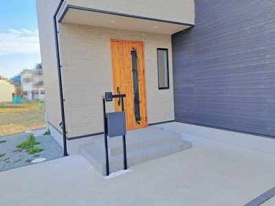 玄関扉と壁のスリット窓から採光できて明るい玄関♪(外観)