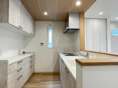 背面カウンターや収納までそろったシステムキッチン♪(キッチン)