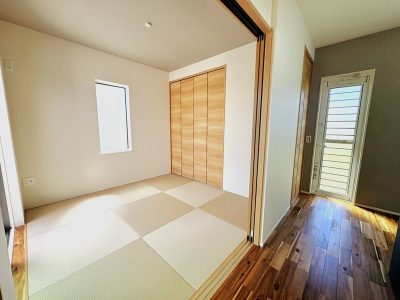 リビングに面した4.5帖の和室 ※弊社施工例/実際の仕様とは異なります。 (居間) リビングに面した4.5帖の和室 ※弊社施工例/実際の仕様とは異なります。 (居間)