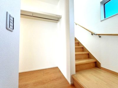 玄関ホールにミニオープンクロークあり♪※同社施工例／実際の仕様とは異なります。