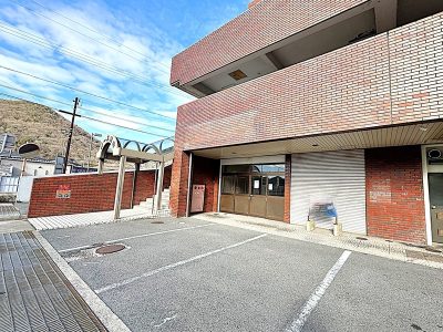 店舗前に車2台駐車可♪(外観) 店舗前に車2台駐車可♪(外観)