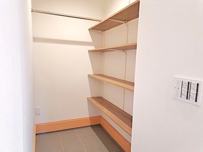 可動式の棚でスペースを有効活用♪(内装)