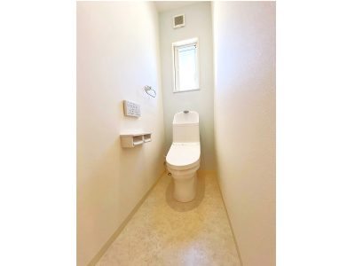 温水洗浄便座付きトイレは２ヶ所♪　※同社施工例／実際の仕様とは異なります。(内装)