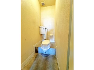 洋式便座付きトイレ。(内装) 洋式便座付きトイレ。(内装)