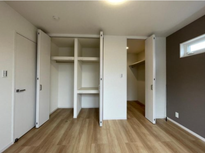 クローゼット＋ウォークインクローゼットを備えた主寝室