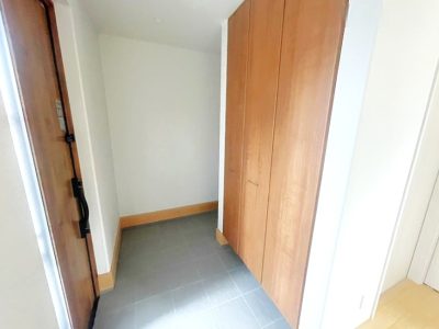 玄関入って左手奥にシューズインクロークあり♪(玄関)