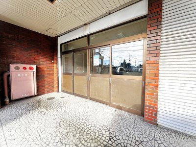 アルミサッシ4枚引き戸。シャッターあり。(外観) アルミサッシ4枚引き戸。シャッターあり。(外観)