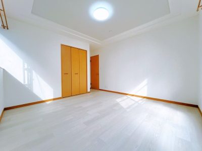 バルコニーに面した8.5帖の洋室(内装)