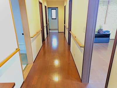 手すり付きで移動も安心♪(内装)