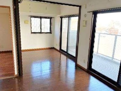 南東からの採光で明るいリビング　(居間)