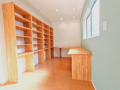 2階ホールは読書スペースやお子様の学習スペースとしても◎(内装)