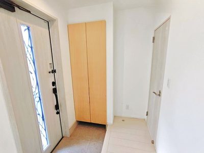 スリット窓から光が差し込む明るい玄関♪(玄関)