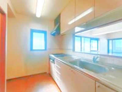 キッチンにも窓があり、明るく、換気もできます。(キッチン)