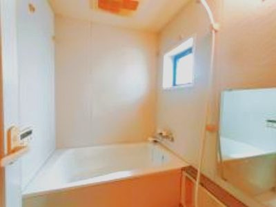 浴室にも窓があります♪(風呂)