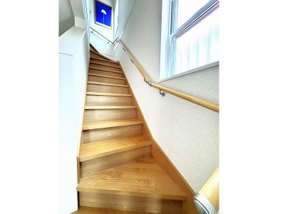 緩やかにカーブした手すり付きの階段♪　※小物類は付随しておりません。(内装)