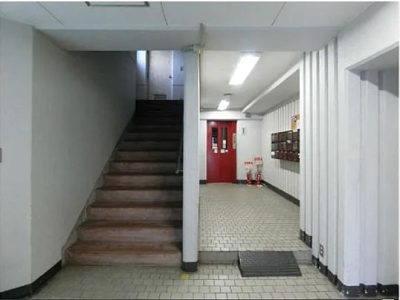 奥にエレベーターがあります。(周辺)
